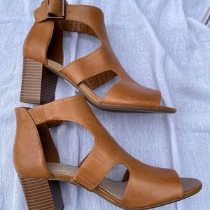 Clarks Women’s Heel Sandals Leather 7 M Tan Excellent condition